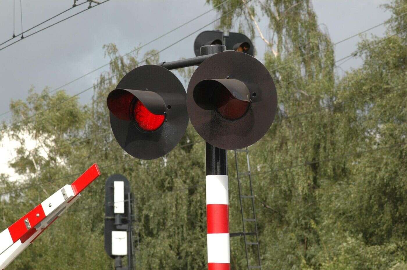 « Les feux étaient rouges » : un enfant à vélo meurt percuté par un train sur un passage à niveau en Belgique