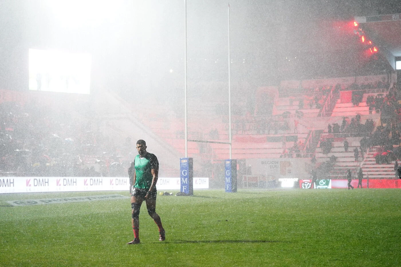 Top 14 : l’orage perturbe le match Toulon-La Rochelle, le coup d’envoi retardé
