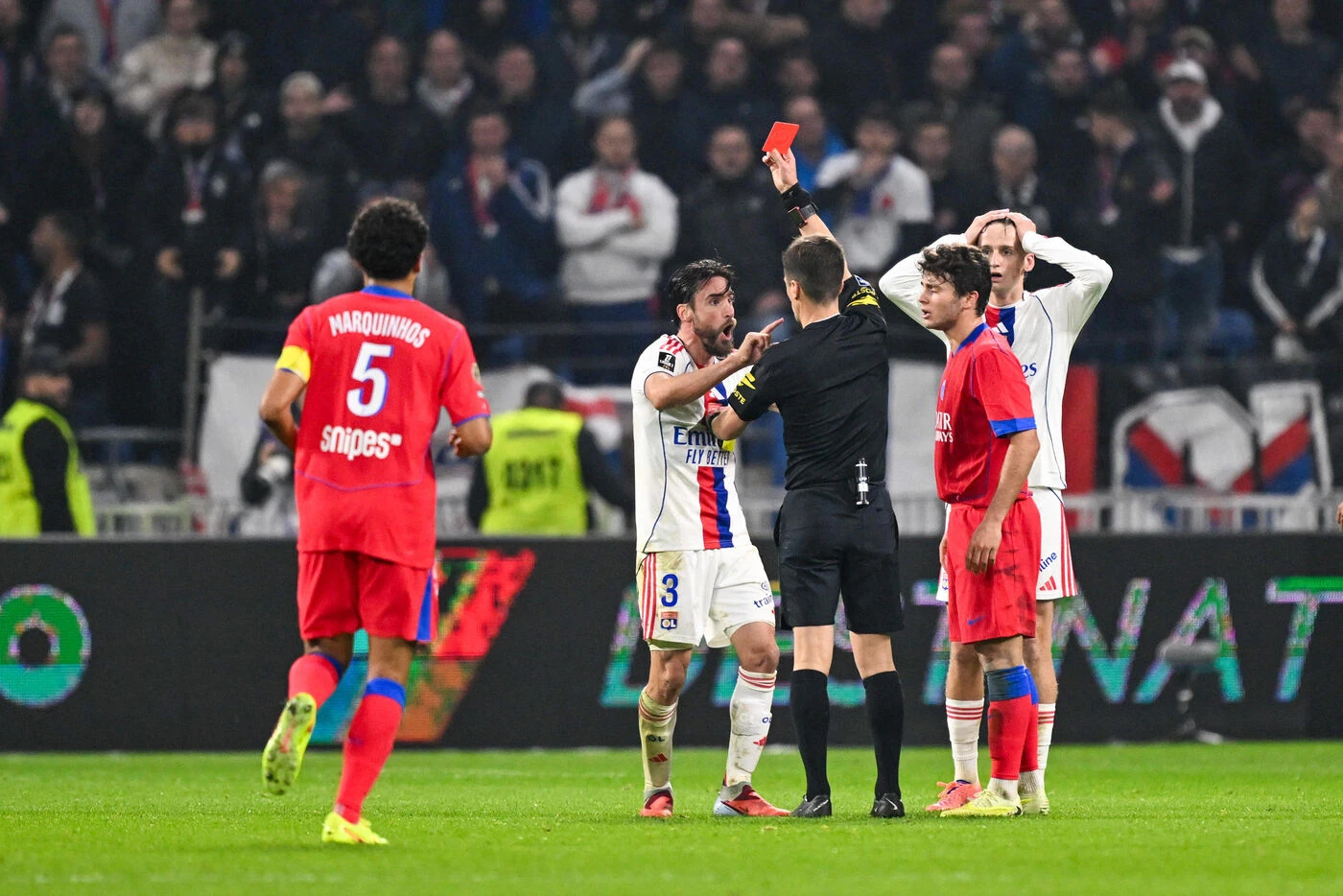 « Le deuxième but est un scandale », « arbitrage catastrophique » : l’OL furieux après sa défaite face au PSG