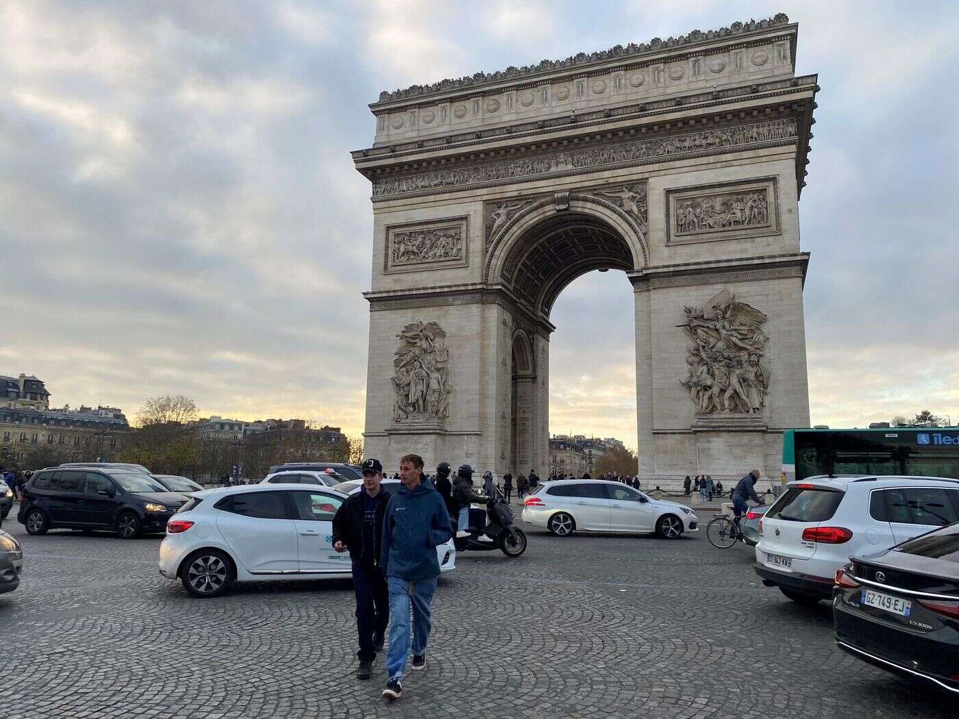 Paris : une série d’appels mensongers indique la présence de bombes dans des lycées et sous l’Arc de Triomphe