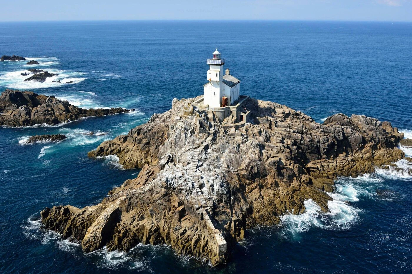 Tévennec, le « phare de l’enfer », près de l’île de Sein, a-t-il abrité le tournage de la future série Harry Potter ?