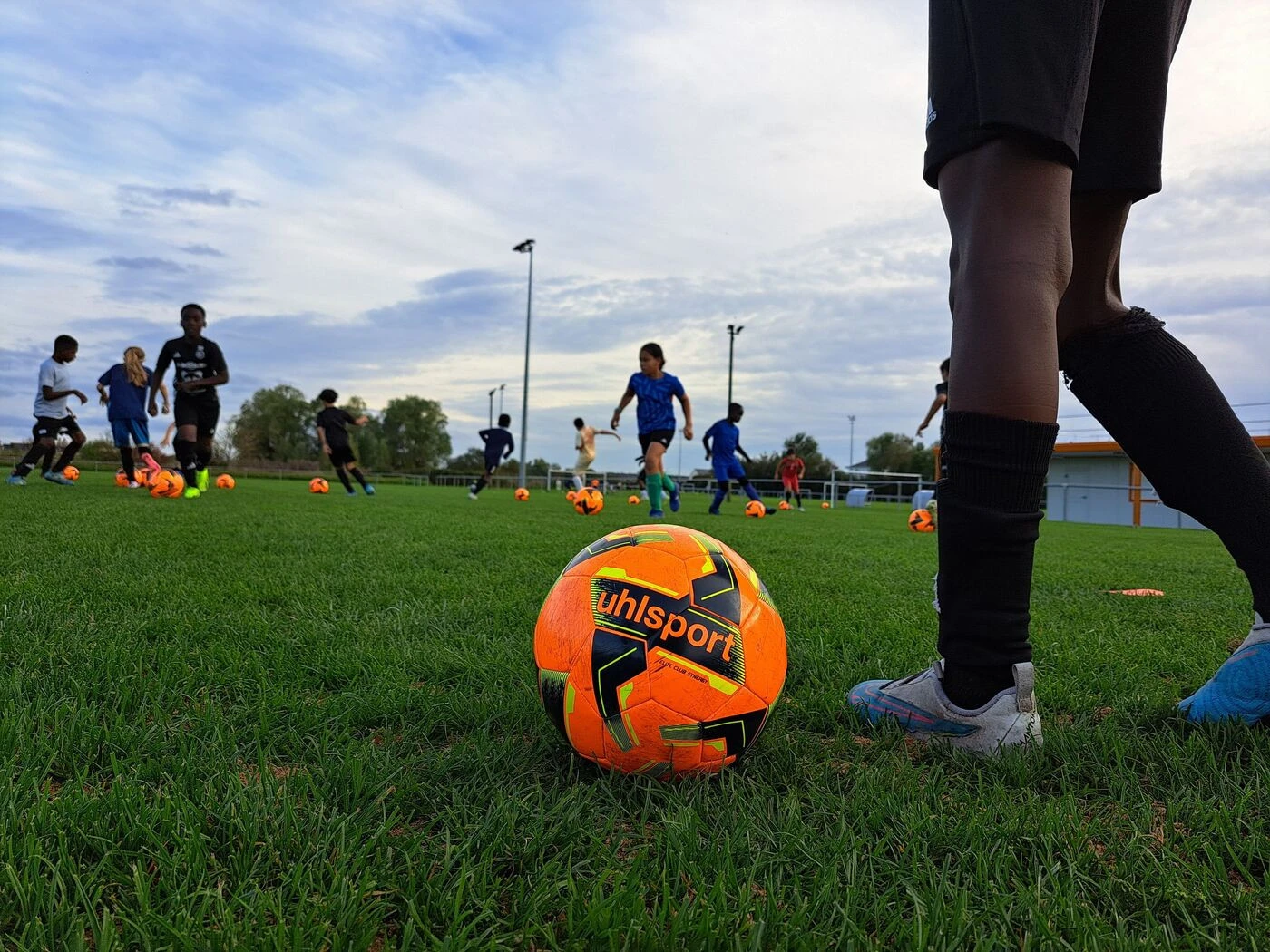 « Des individus munis de couteaux et de crics » : un éducateur de foot violemment agressé dans les Pyrénées-Orientales