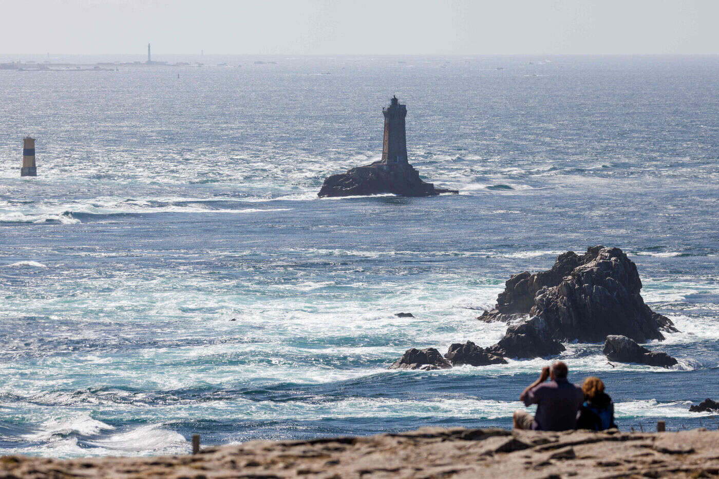 « Ça dégueule de partout » : 120 tonnes de pétrole enfouies depuis 50 ans ressurgissent en Bretagne