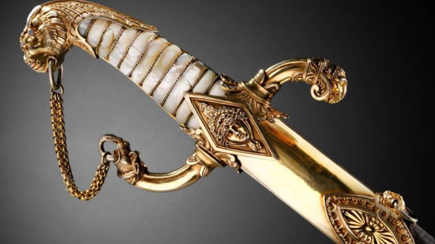 Un sabre de Napoléon vendu près de 4,7 millions d’euros aux enchères à Paris