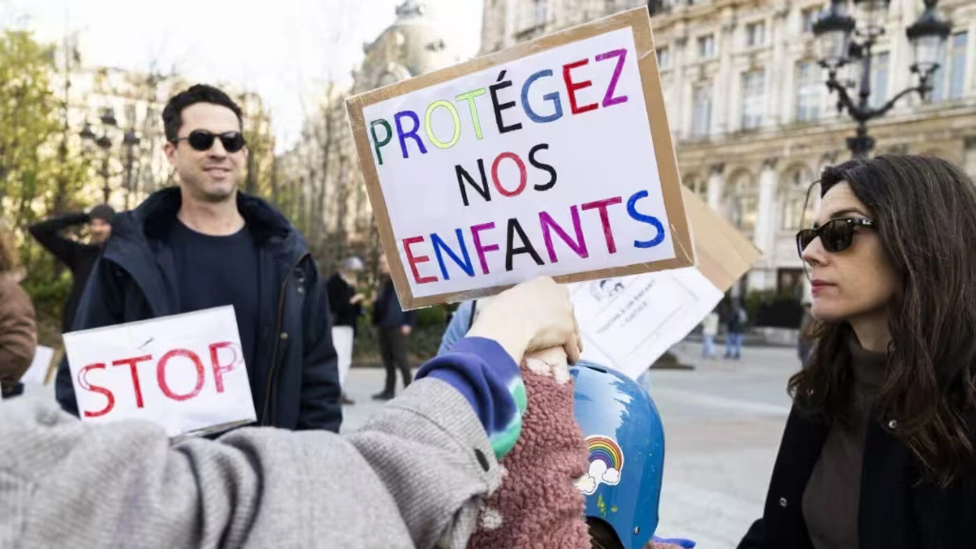 À Paris, 300 personnes marchent contre les violences sexuelles faites aux enfants et aux femmes