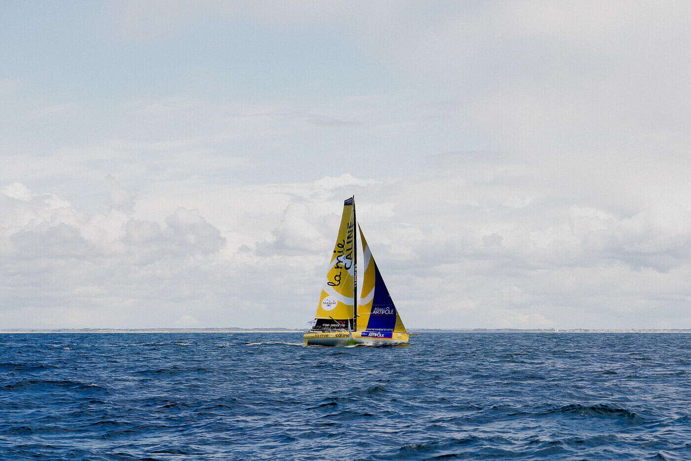 Vendée Globe : coup dur pour Arnaud Boissières victime du démâtage de son bateau La Mie Câline