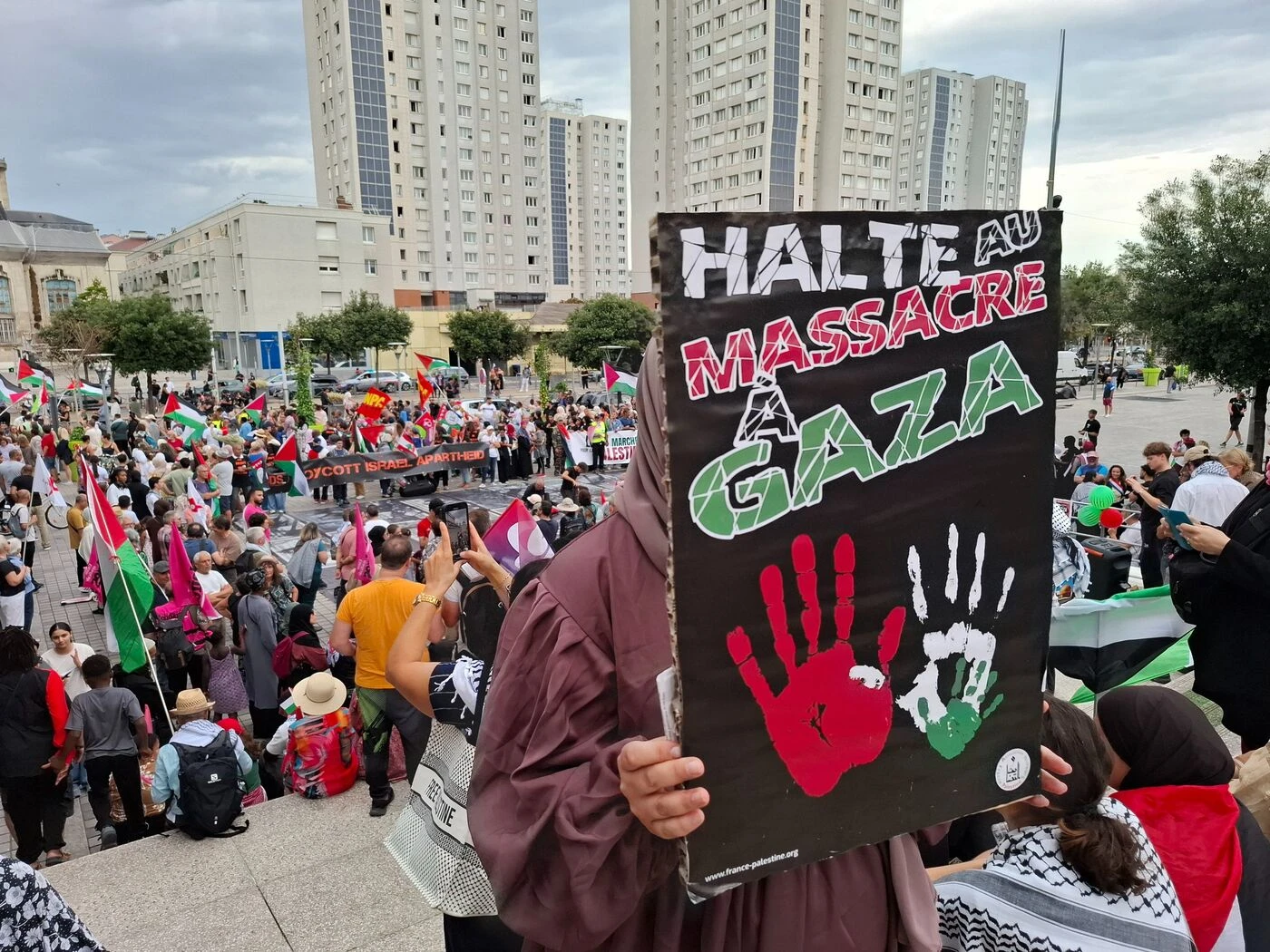 « Je suis là par humanité » : 1 200 manifestants aux marches pour Gaza dans le Val-de-Marne