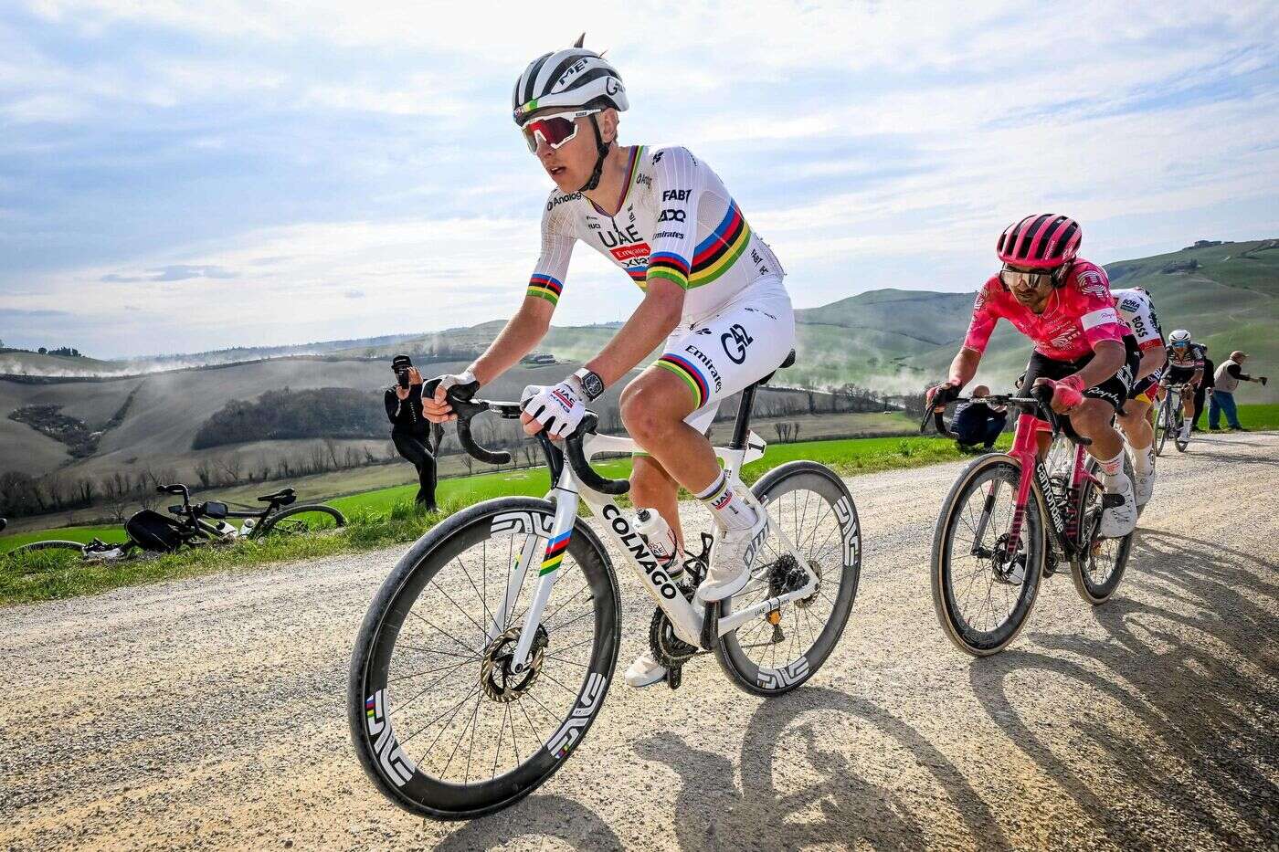 Strade Bianche : la vidéo de la spectaculaire chute de Tadej Pogacar en pleine descente