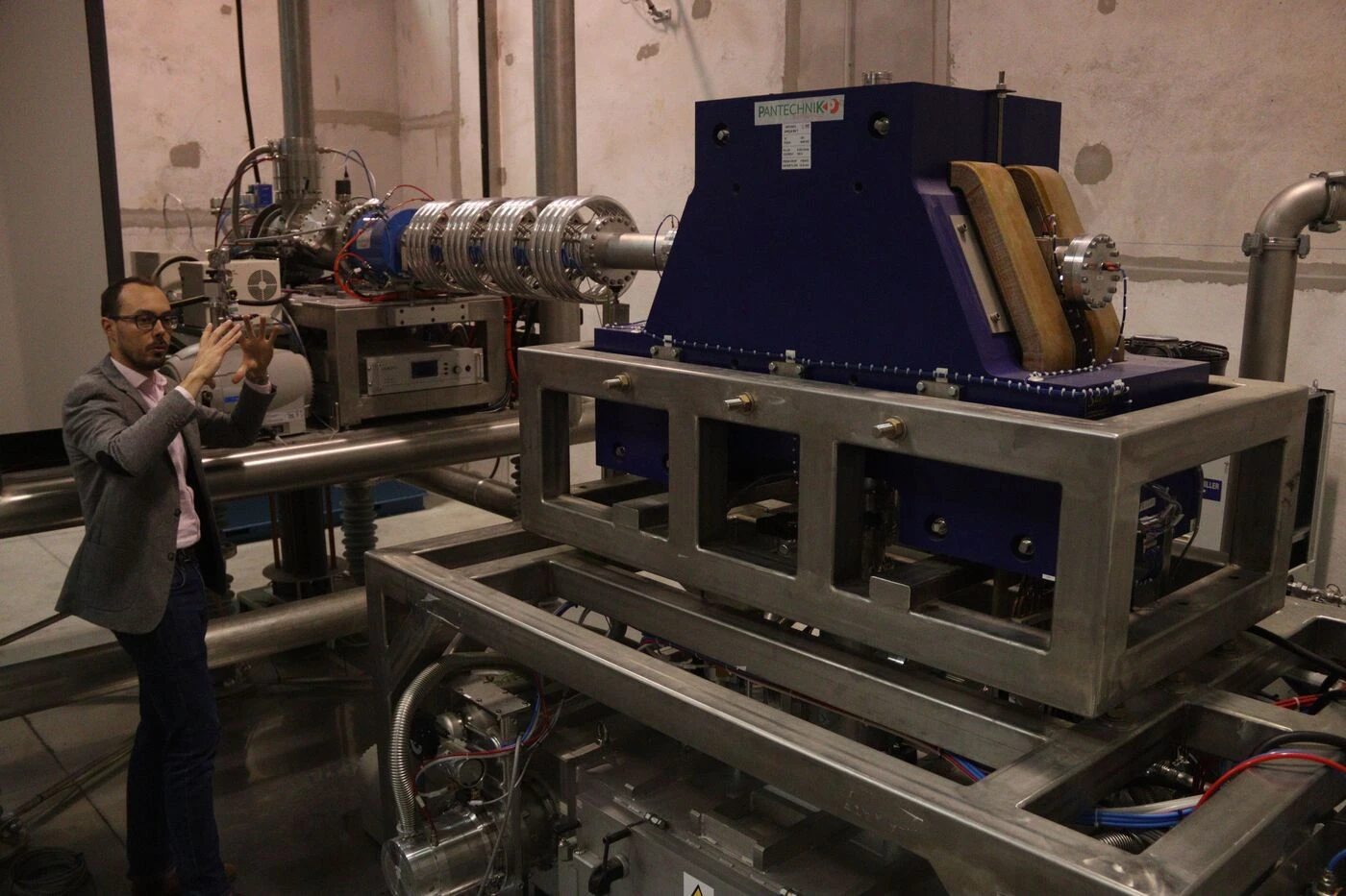 « 30 ans de vie en quelques heures » : à Bayeux, une entreprise simule des vents solaires pour tester les satellites