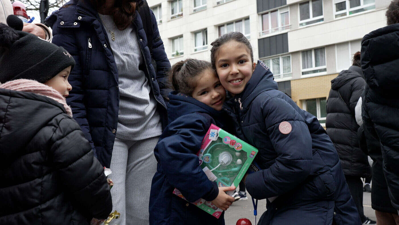 VIDÉO. En hommage à sa tante décédée le jour de Noël, Inès offre 300 cadeaux à des enfants de quartiers défavorisés