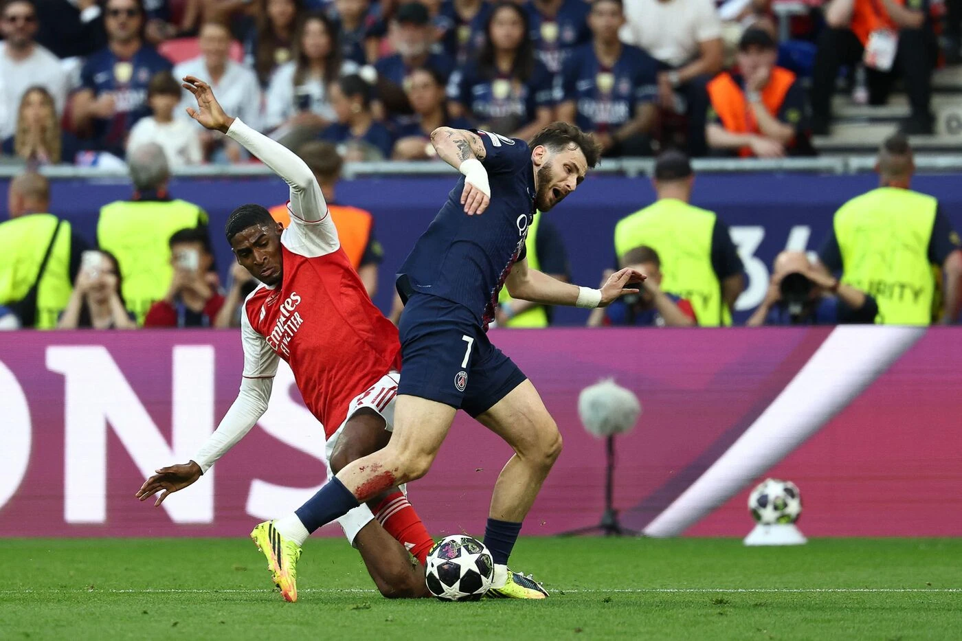 PSG-Arsenal : Mosquera aurait-il dû prendre un deuxième jaune pour sa faute sur Kvaratskhelia ?