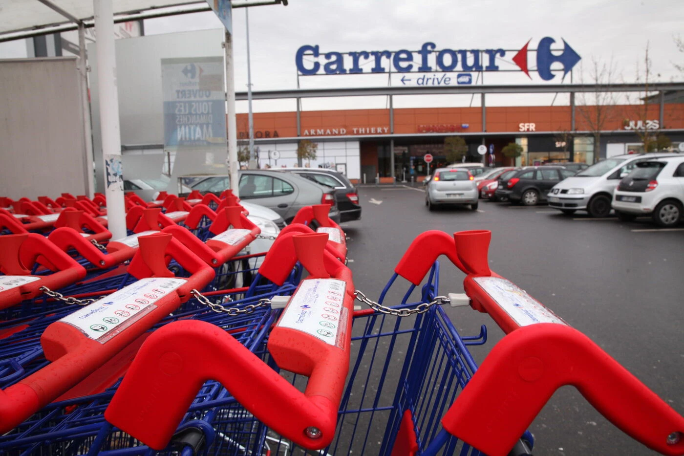 Yvelines : deux voleurs se font enfermer dans le magasin Carrefour pour le piller