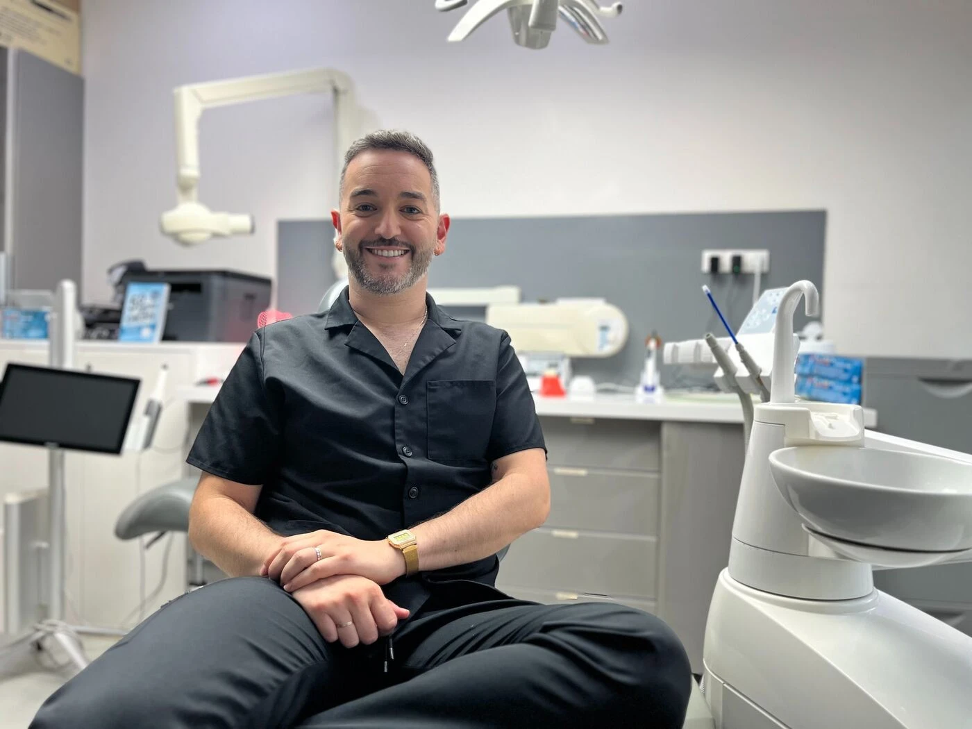 À vos marques, prêts, brossez ! Le docteur Sacha-Gabriel, dentiste star des réseaux sociaux, démystifie 3 idées reçues