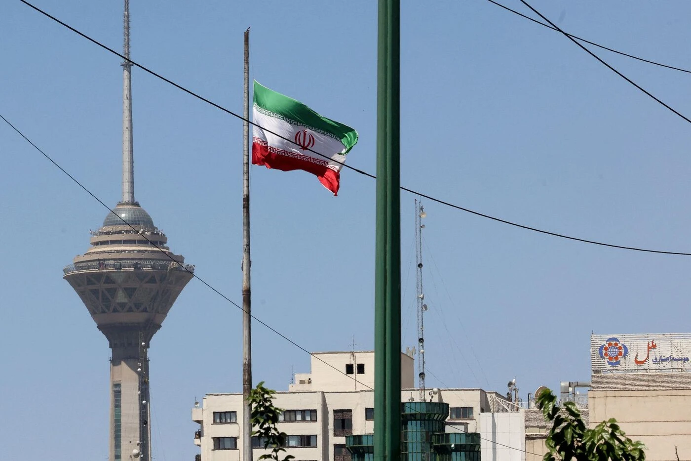 Guerre au Moyen-Orient : les États-Unis frappent l’Iran malgré le cessez-le-feu et les négociations de paix