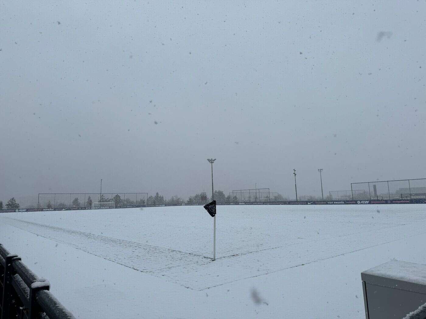 PSG : les images de la bataille de boules de neige des Parisiens au Campus de Poissy avant l’entraînement