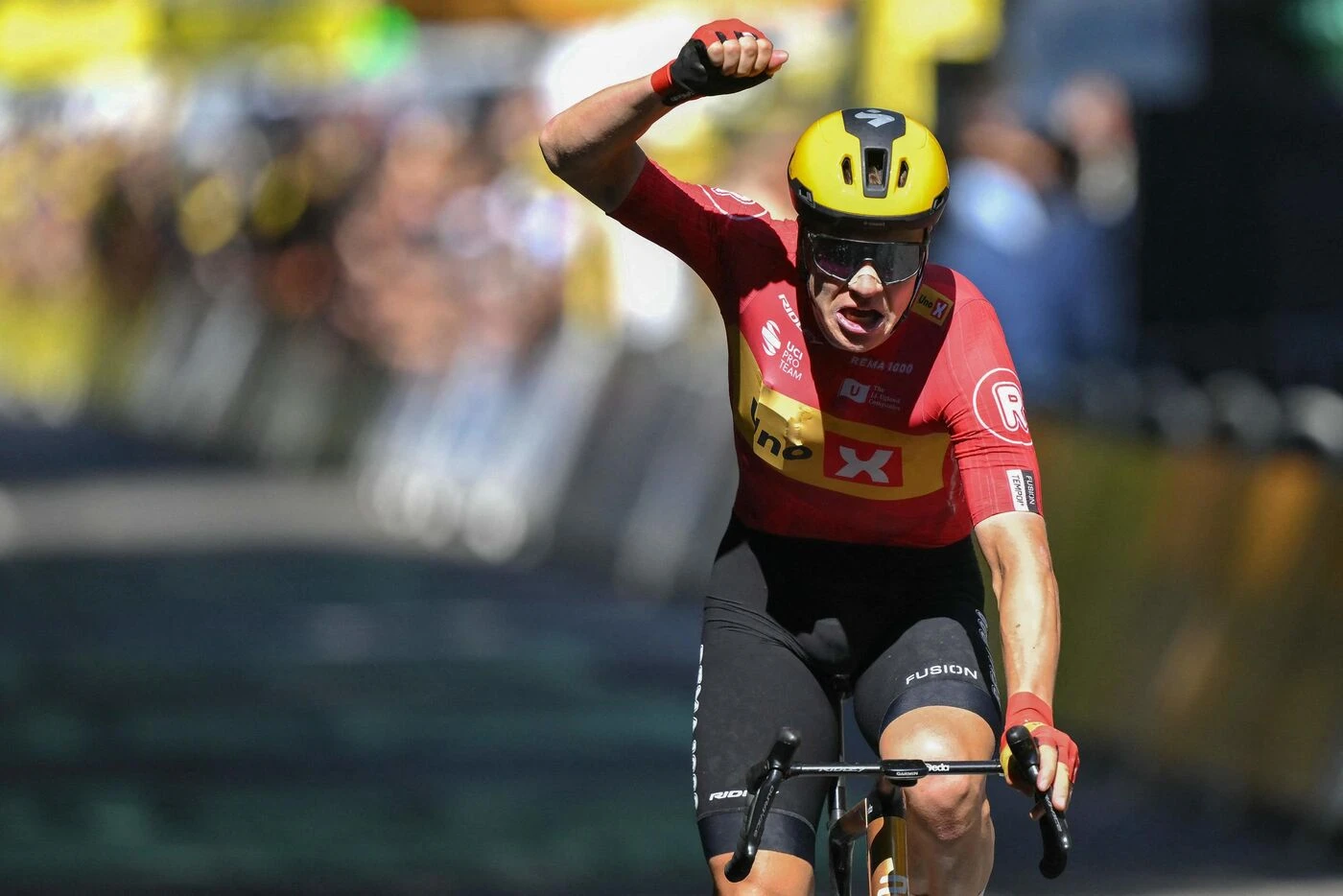 Tour de France : Jonas Abrahamsen remporte une 11e étape mouvementée, Tadej Pogacar victime d’une chute