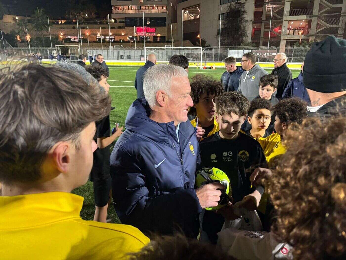 Équipe de France : la visite surprise de Didier Deschamps et de son staff aux jeunes de Cap-d’Ail