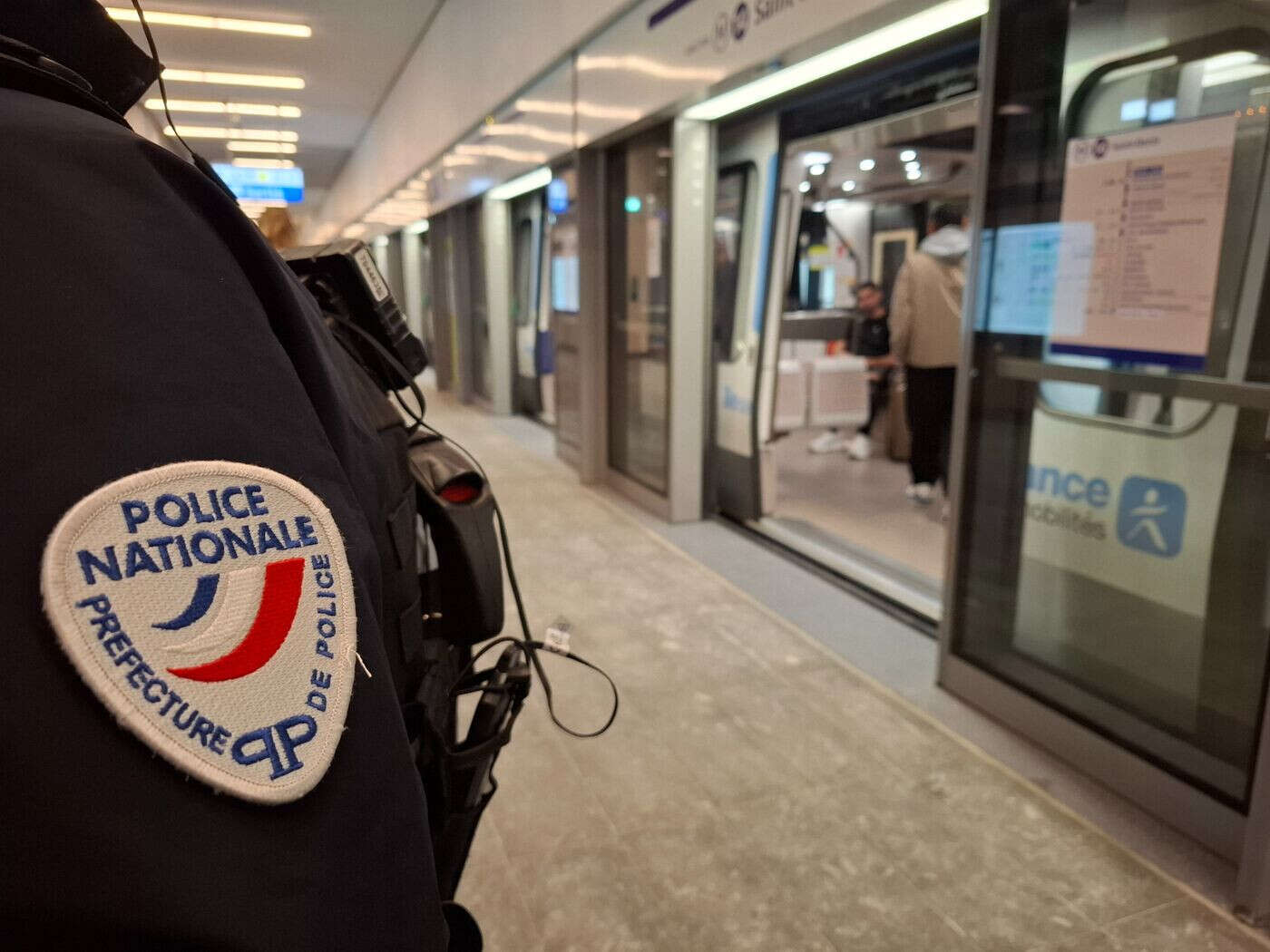 Paris : des policiers attaqués au couteau dans le métro, l’agresseur maîtrisé