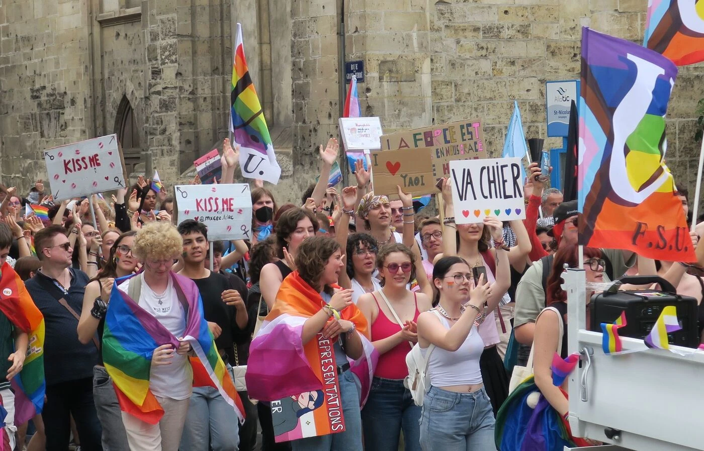 « C’est politique d’être ici » : la Pride de l’Oise défile fièrement à Compiègne, bastion de la « Manif pour tous »
