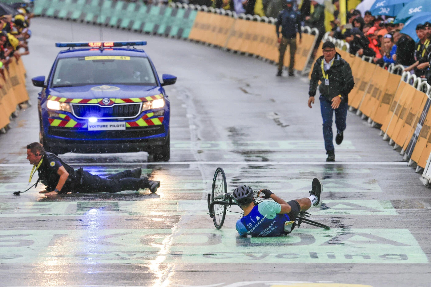Tour de France : intercepté, le faux coureur qui voulait « gagner la course » à Valence finit en garde à vue