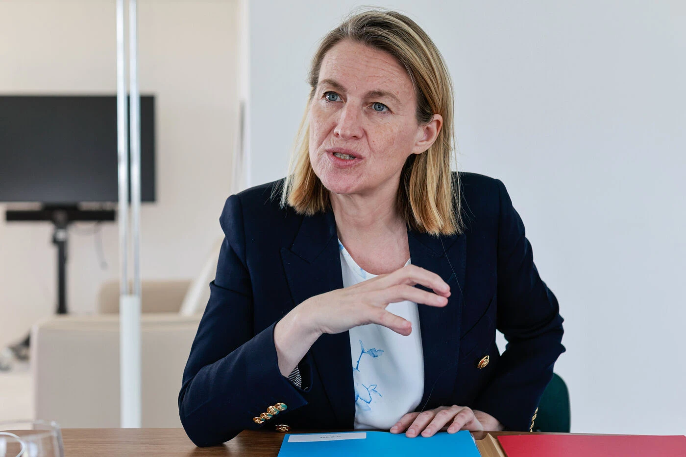 Jours fériés supprimés : une « contribution » sera versée par les entreprises, annonce la ministre du Travail