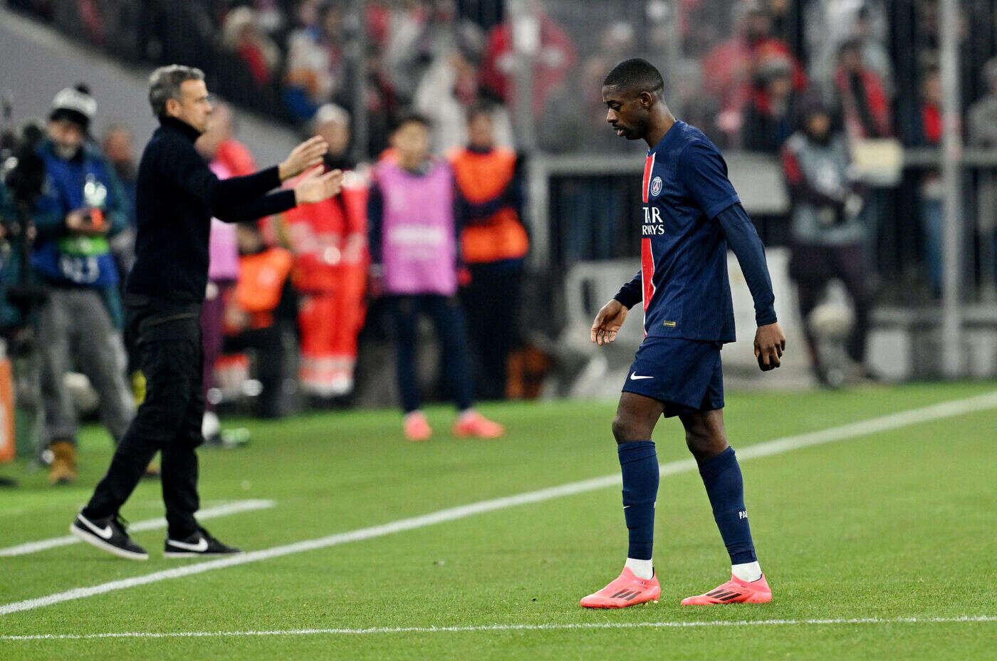 Bayern-PSG : les images du carton rouge sévère d’Ousmane Dembélé