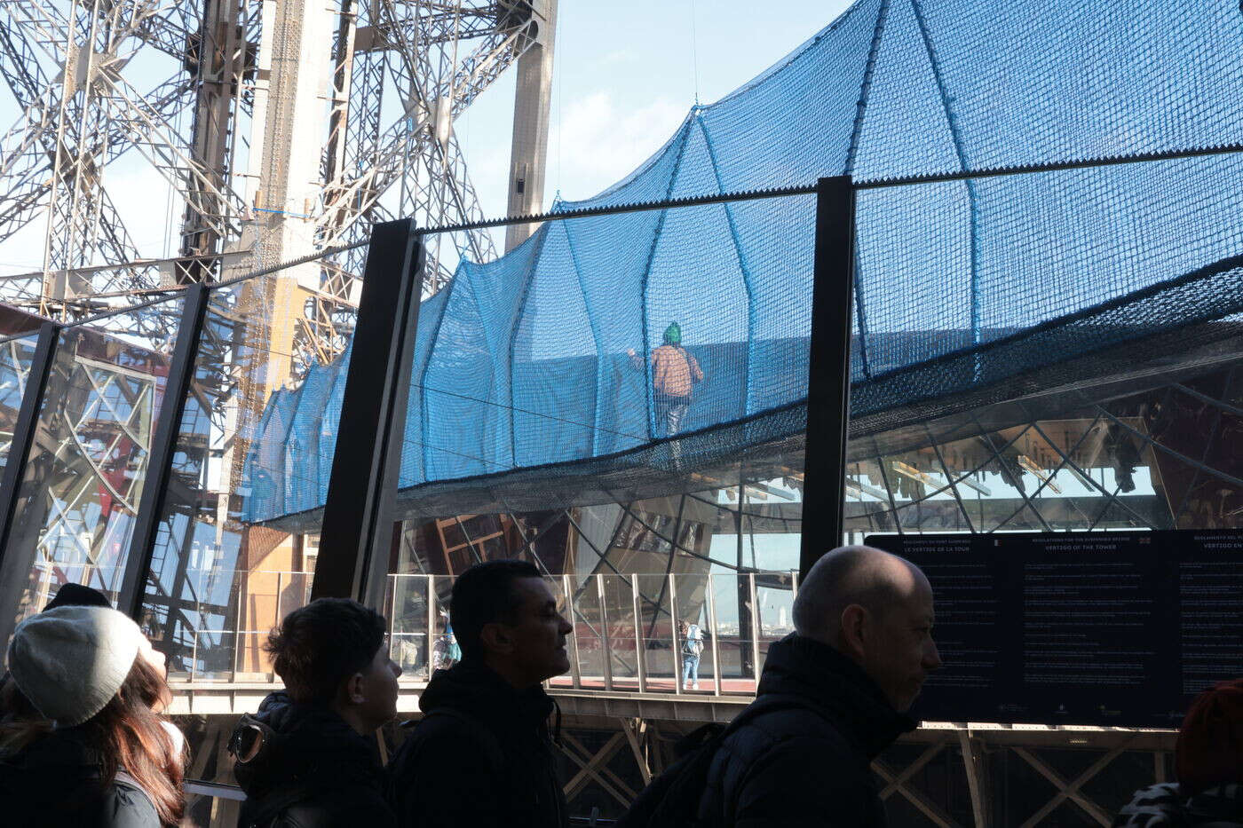 La Tour Eiffel se sépare de sa passerelle bleue éphémère fabriquée en Auvergne