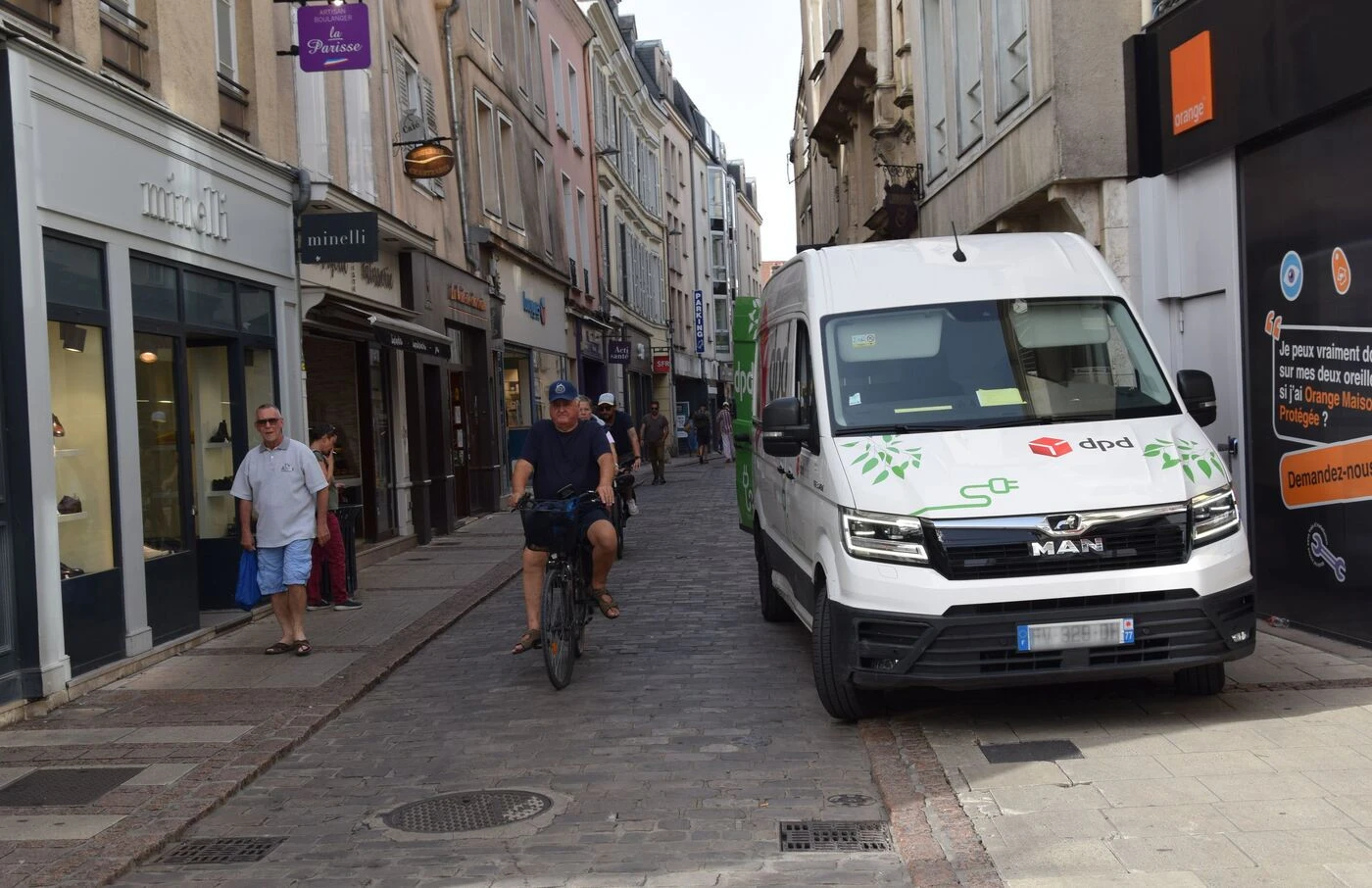 À Chartres, l’accès limité des camionnettes de livraison a apaisé le centre-ville, « notamment à midi »