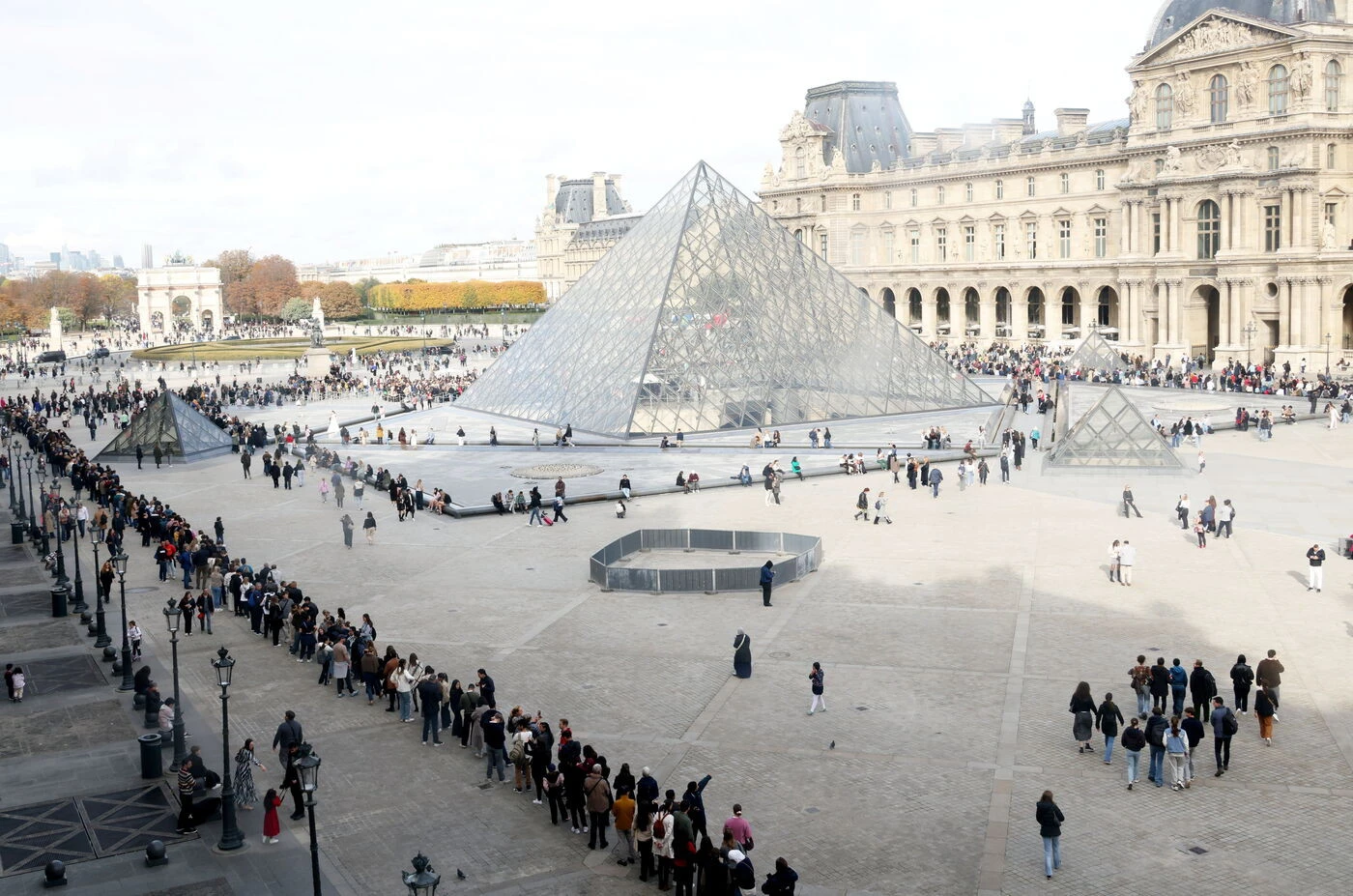 « Évadez-vous au Louvre » : quand le musée change son slogan sur son site Internet... après le cambriolage