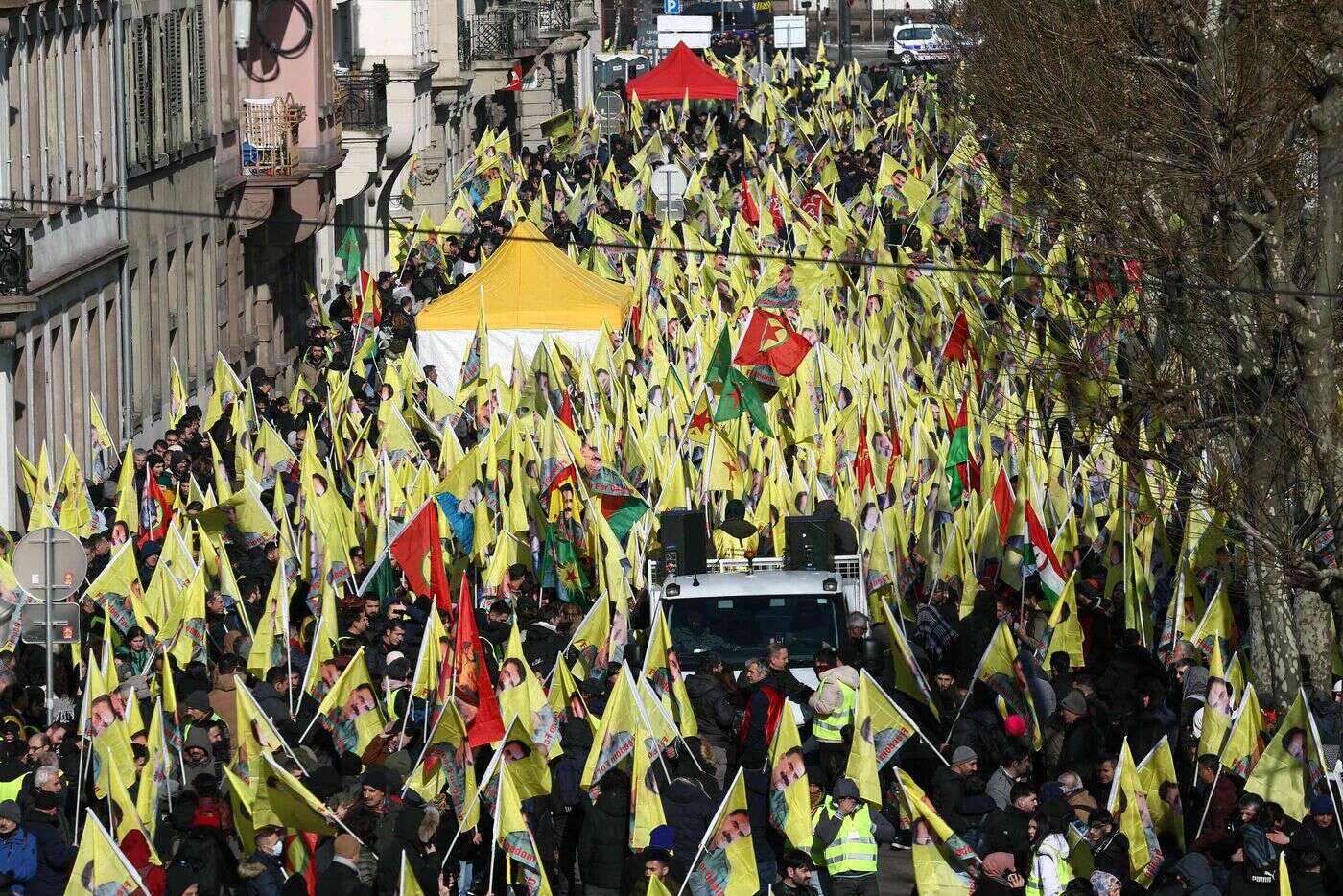 Strasbourg : des milliers de personnes manifestent pour la libération d’Abdullah Öcalan, fondateur du PKK