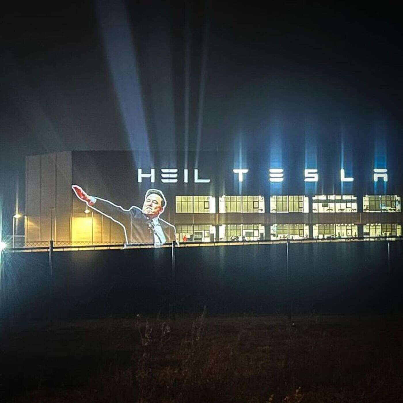 « Heil Tesla » : des activistes projettent le salut d’Elon Musk sur son usine en Allemagne