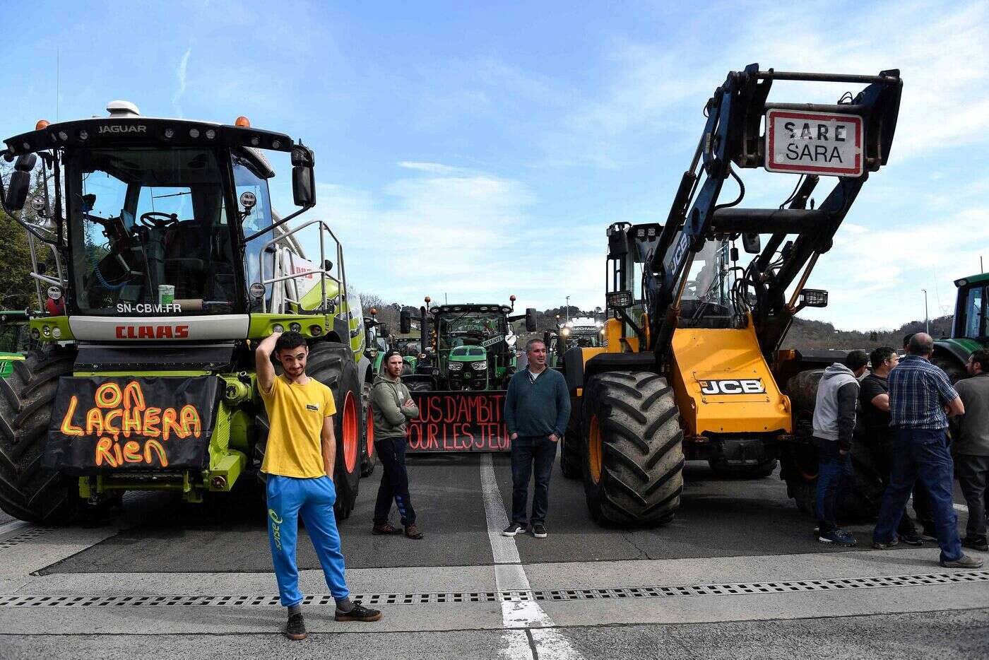 Mobilisation des agriculteurs à la frontière franco-espagnole, l’autoroute A63 menacée de blocage