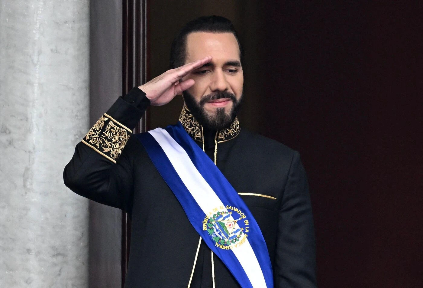 « Dictateur cool » en guerre contre les gangs : qui est Nayib Bukele, le président salvadorien autorisé à se présenter à vie ?