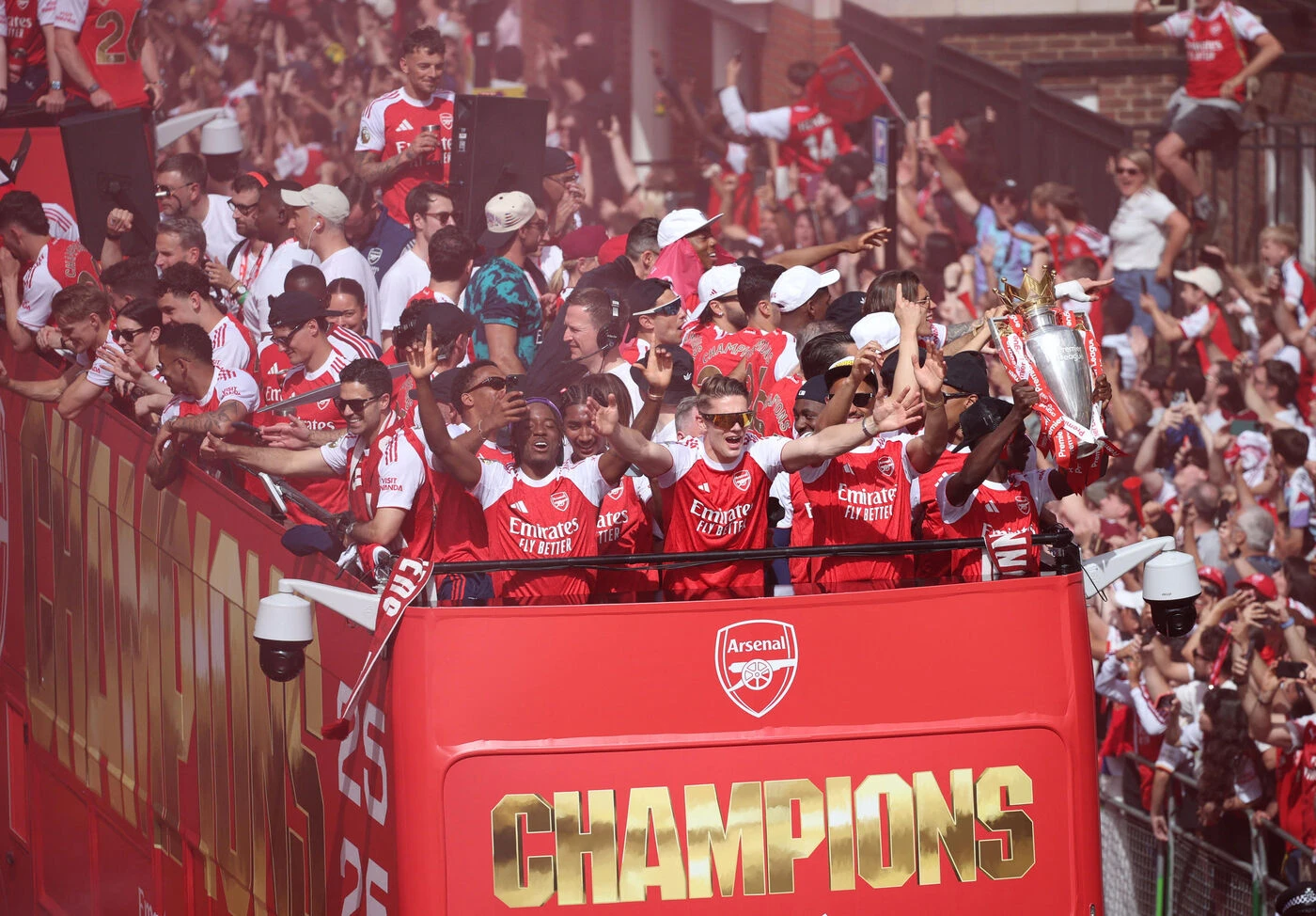 Pendant que le PSG célèbre la Ligue des champions, Arsenal parade dans Londres avec le trophée de Premier League