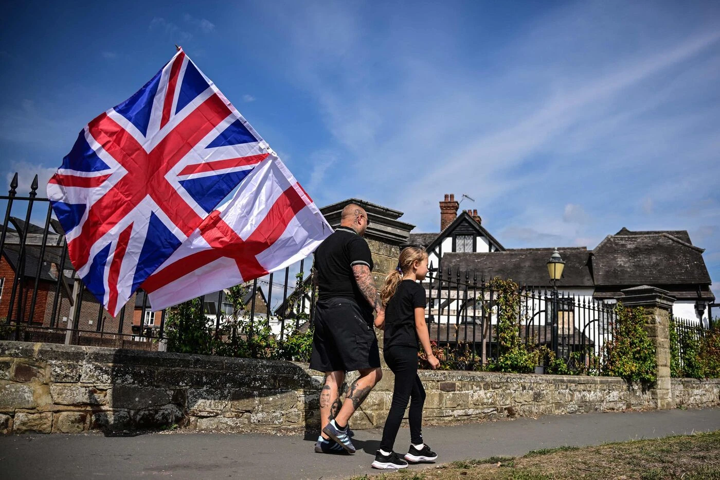 Patriotisme ? Extrême droite ? Pourquoi des drapeaux anglais et britannique fleurissent dans plusieurs villes outre-Manche