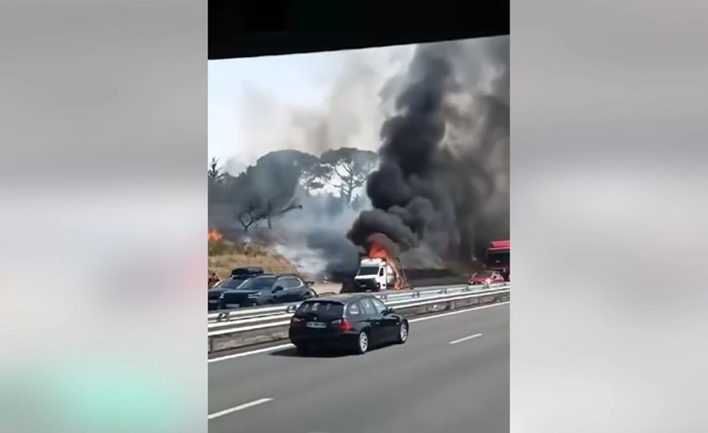 Les images impressionnantes d’un véhicule en feu sur l’autoroute A9 dans l’Hérault, la végétation touchée à proximité