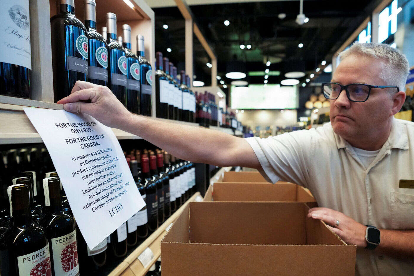 « Un énorme coup dur » : des provinces canadiennes, dont le Québec, bannissent l’alcool américain de leurs magasins