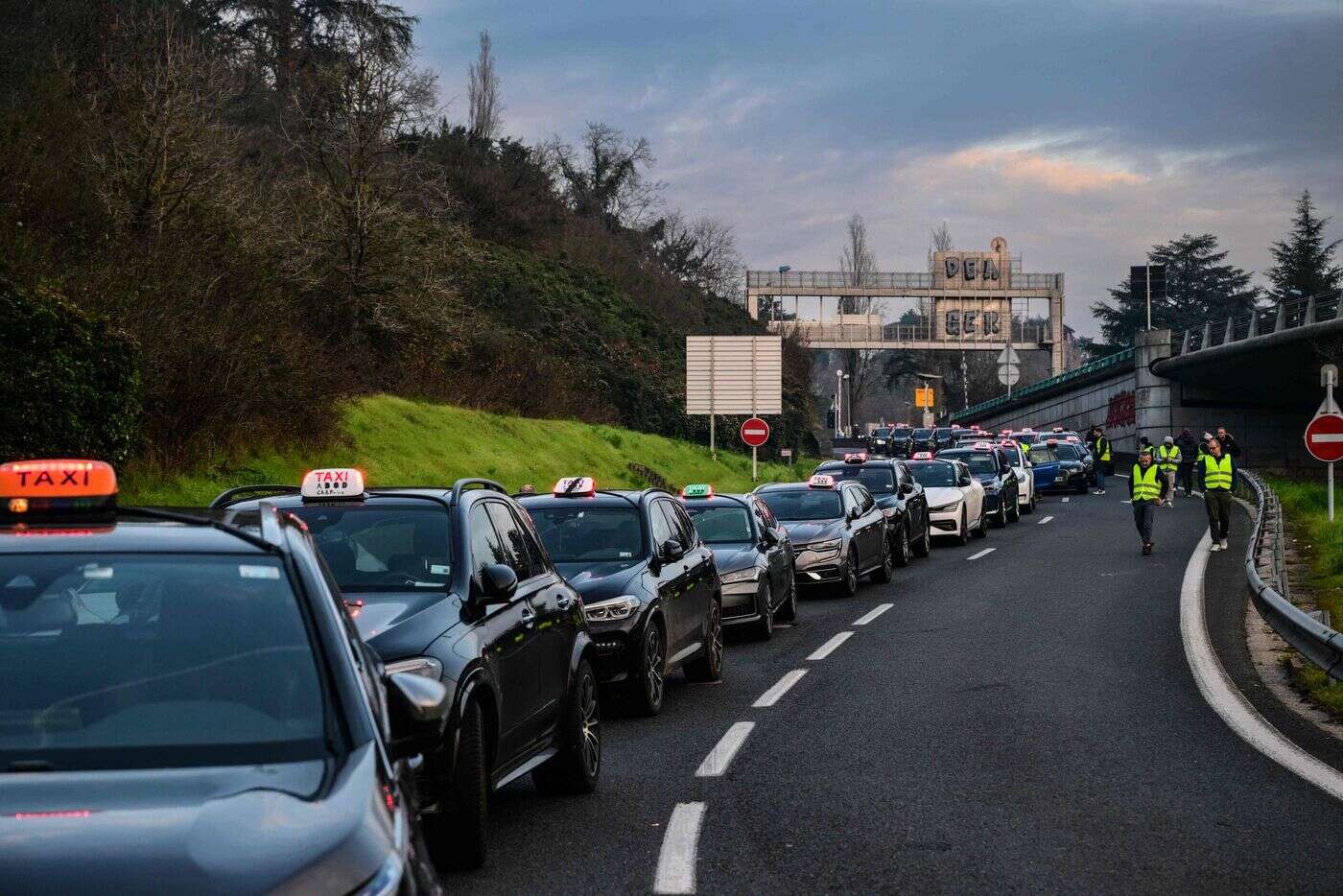 Manifestation des taxis : à Lyon, des CRS déployés pour « libérer » les accès bloqués