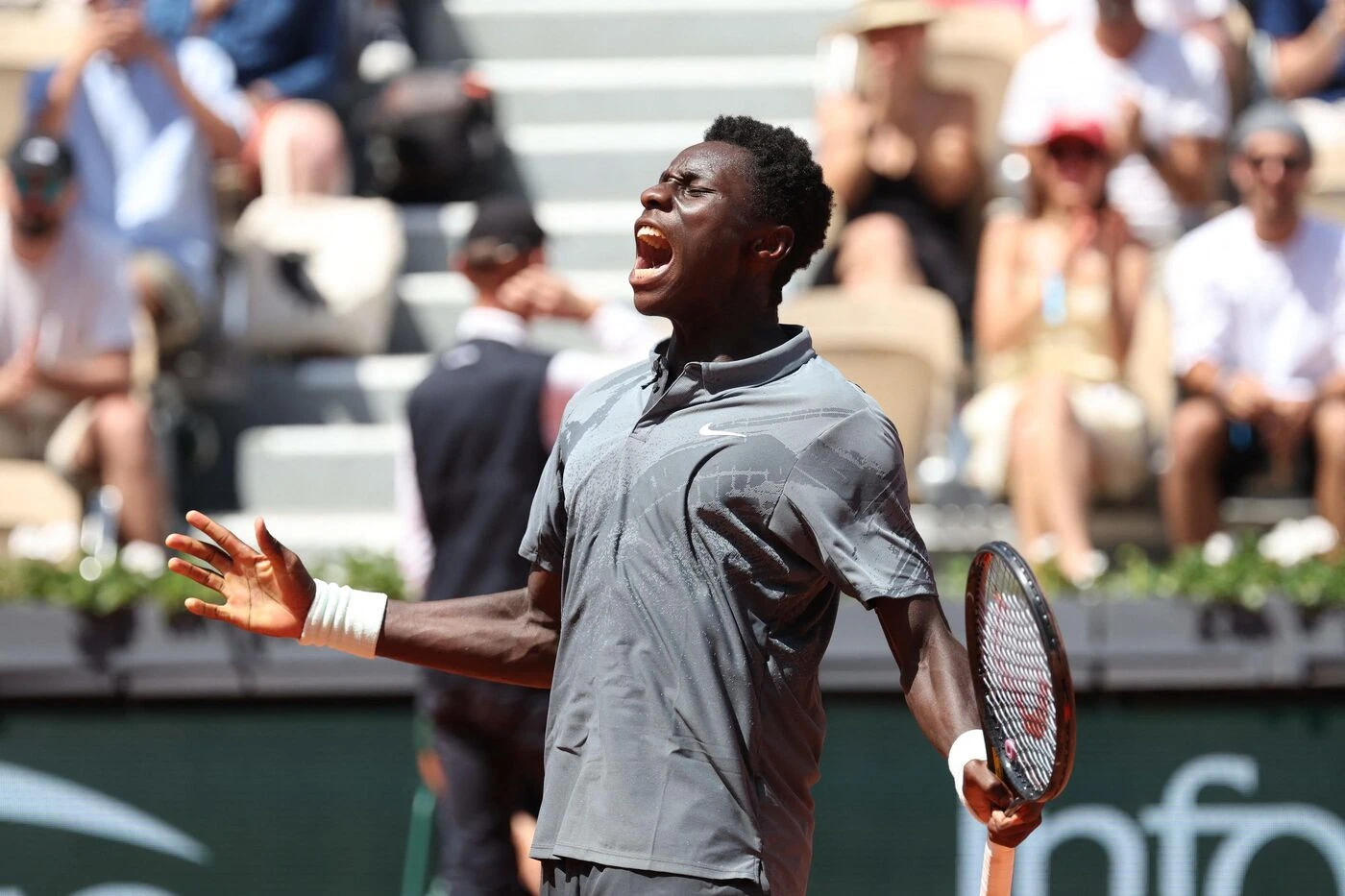 Balle de match, explosion de joie et tête dans la glacière... les belles images de Moïse Kouame après sa victoire exceptionnelle en 4h56