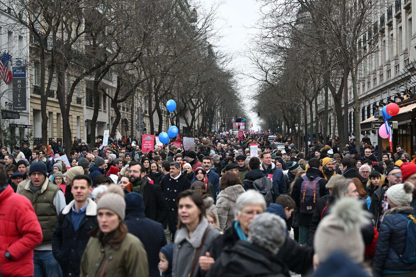 Paris : des milliers de manifestants réunis contre l’IVG, 50 ans après l’adoption de la loi Veil