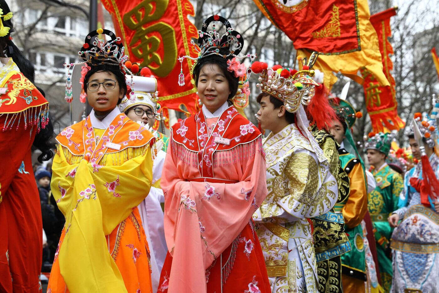 Pour le Nouvel an chinois, un défilé de costumes traditionnels sur les Champs-Élysées dimanche 2 février