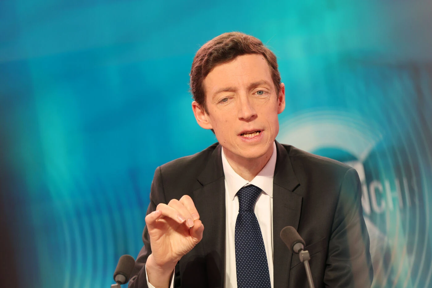 « On fait tous des erreurs » : sur le plateau de « C à vous », le ministre de l’Éducation se trompe d’orthographe sur le mot « dilemme »