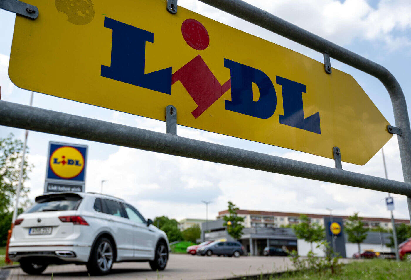 « Je les ai vus partir précipitamment » : une automobiliste passe la nuit bloquée sur le parking d’un Lidl près de Lyon