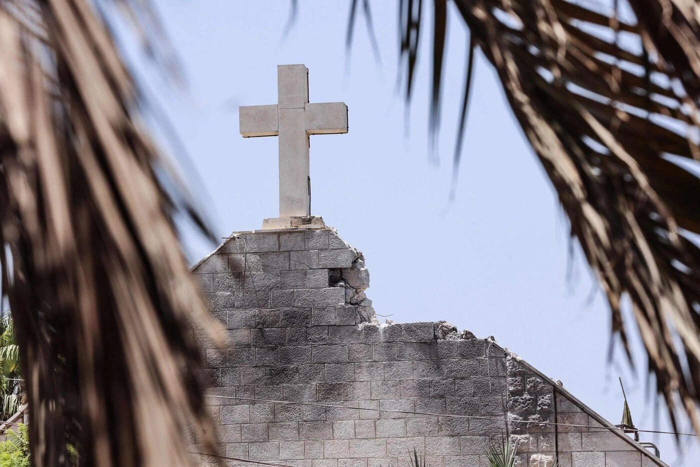 Au moins deux morts, le curé blessé, d’importants dégâts… Ce que l’on sait de la frappe israélienne sur une église à Gaza