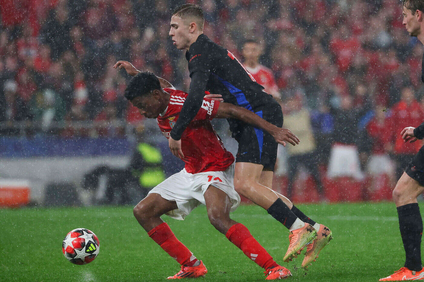 Ligue des champions : Benfica fustige l’arbitrage après la « remontada » du FC Barcelone