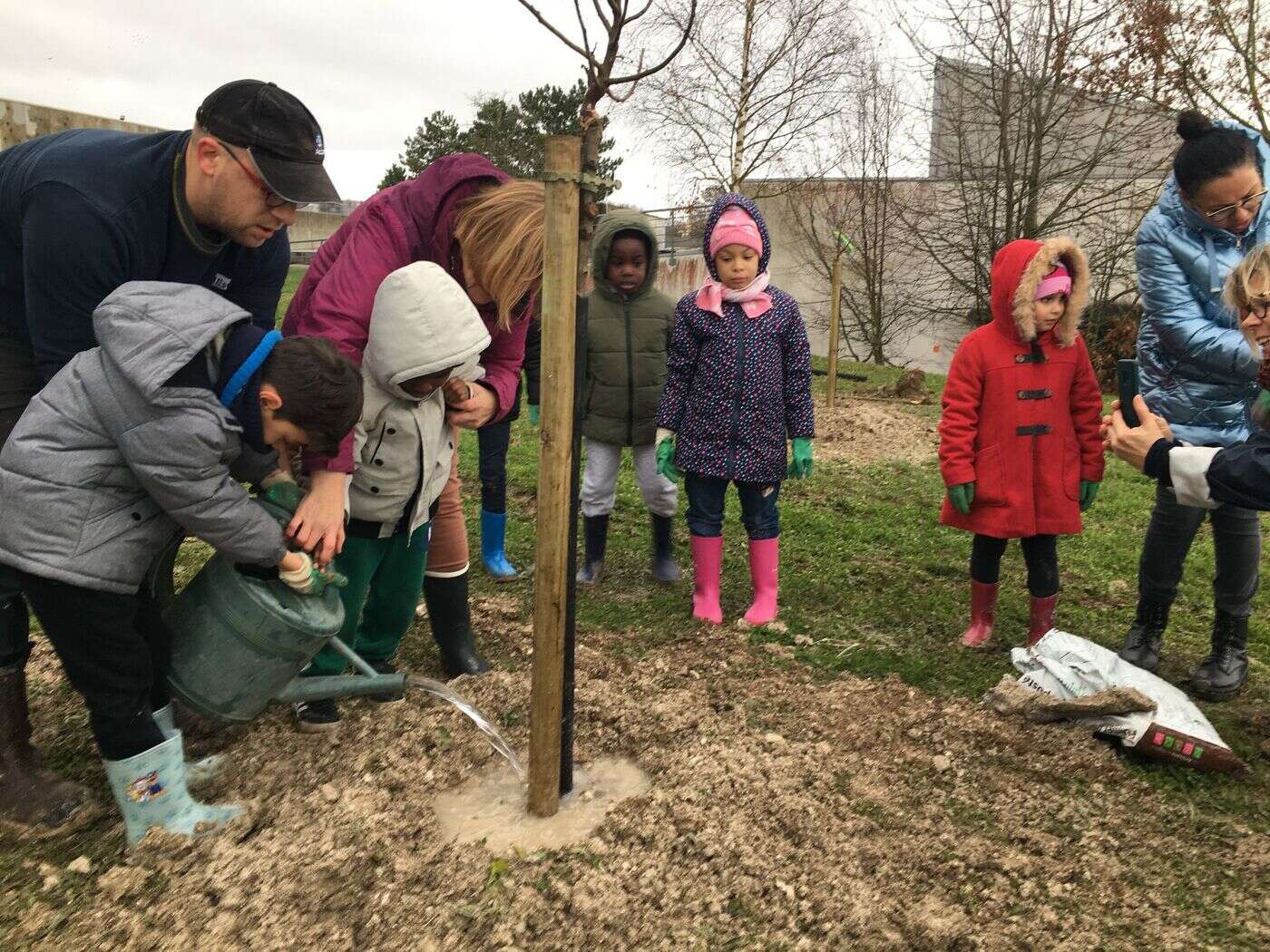 Des écoliers découvrent le jardinage au Creps de Reims en plantant une soixantaine d’arbres fruitiers