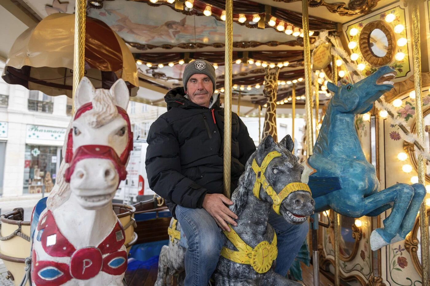 Endommagé en 2023 par une tempête, le carrousel de Rochefort a repris sa place pour les fêtes