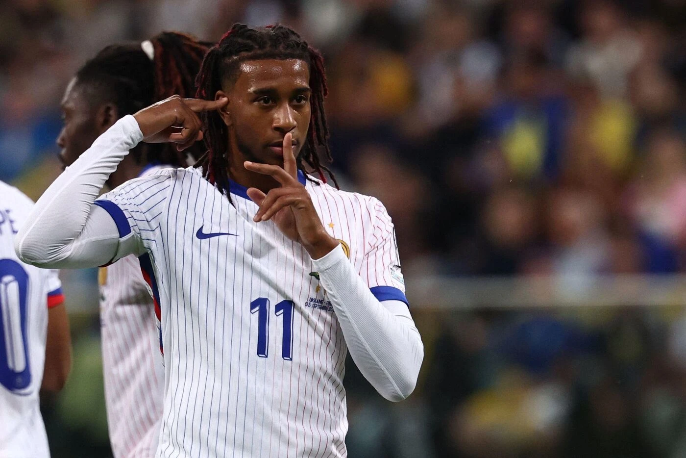 Ukraine - France : la vidéo de l’ouverture du score de Michael Olise après le joli travail de Bradley Barcola