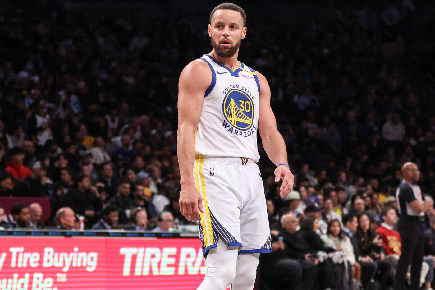 NBA : la vidéo du nouveau panier incroyable de Stephen Curry depuis le milieu du terrain