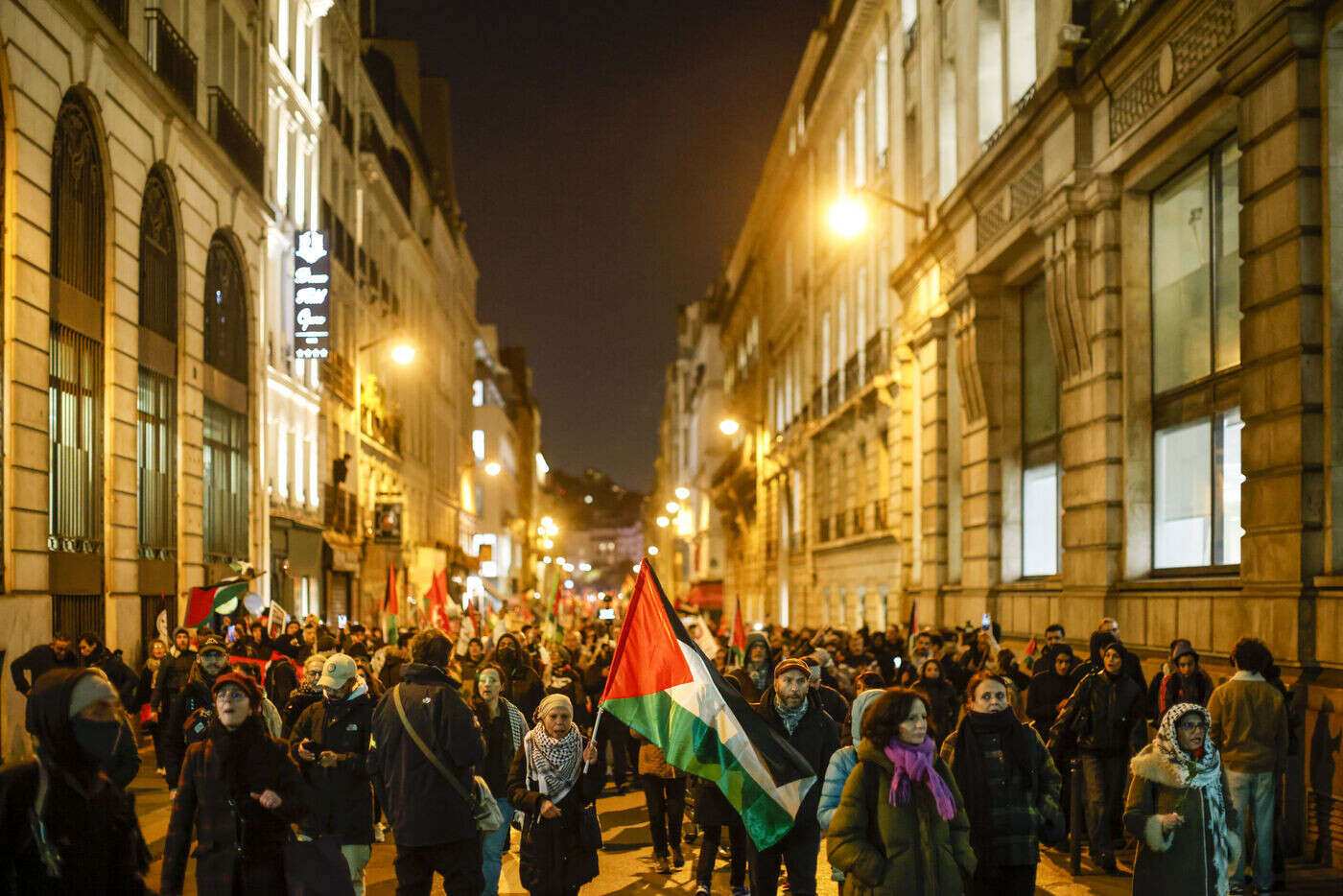 Des centaines de manifestants rassemblés à Paris pour la marche nocturne féministe « radicale »